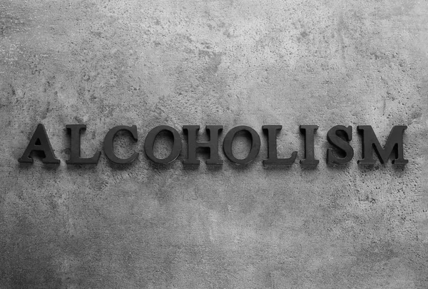 Slovo "Alkoholismus" na šedém pozadí — Stock fotografie