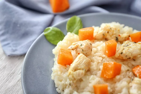 Plaat met heerlijke pompoen risotto op tafel — Stockfoto