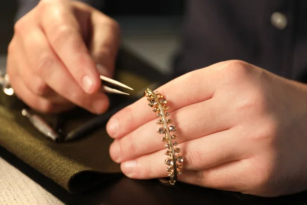 Jeweler working in workshop, closeup — Stock Photo, Image