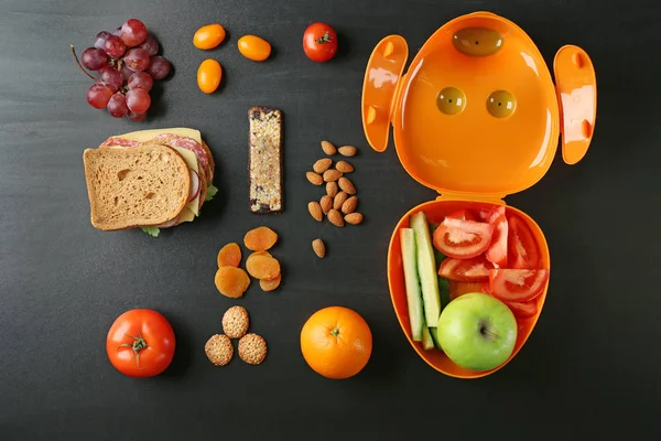 Jídlo pro školák a oběd box na tmavém pozadí — Stock fotografie