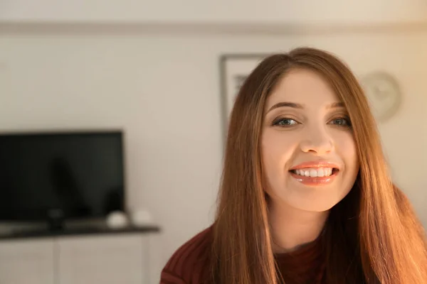 Retrato de bela mulher sorridente em casa — Fotografia de Stock