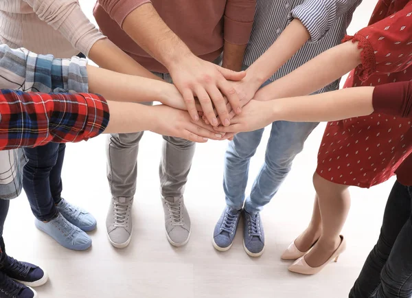 Jovens unindo as mãos como símbolo de unidade — Fotografia de Stock