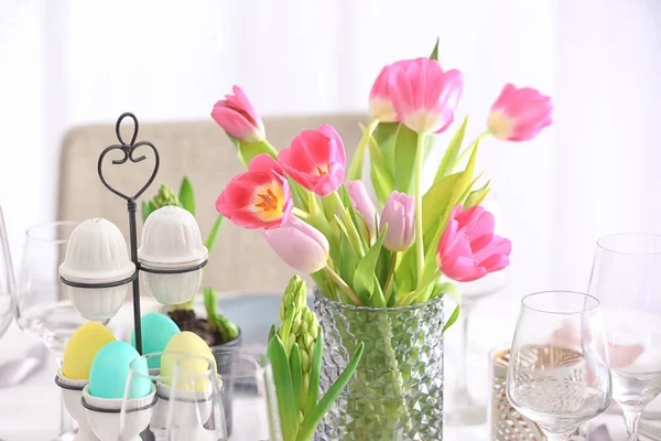 Bouquet of tulips for Easter table setting — Stock Photo, Image