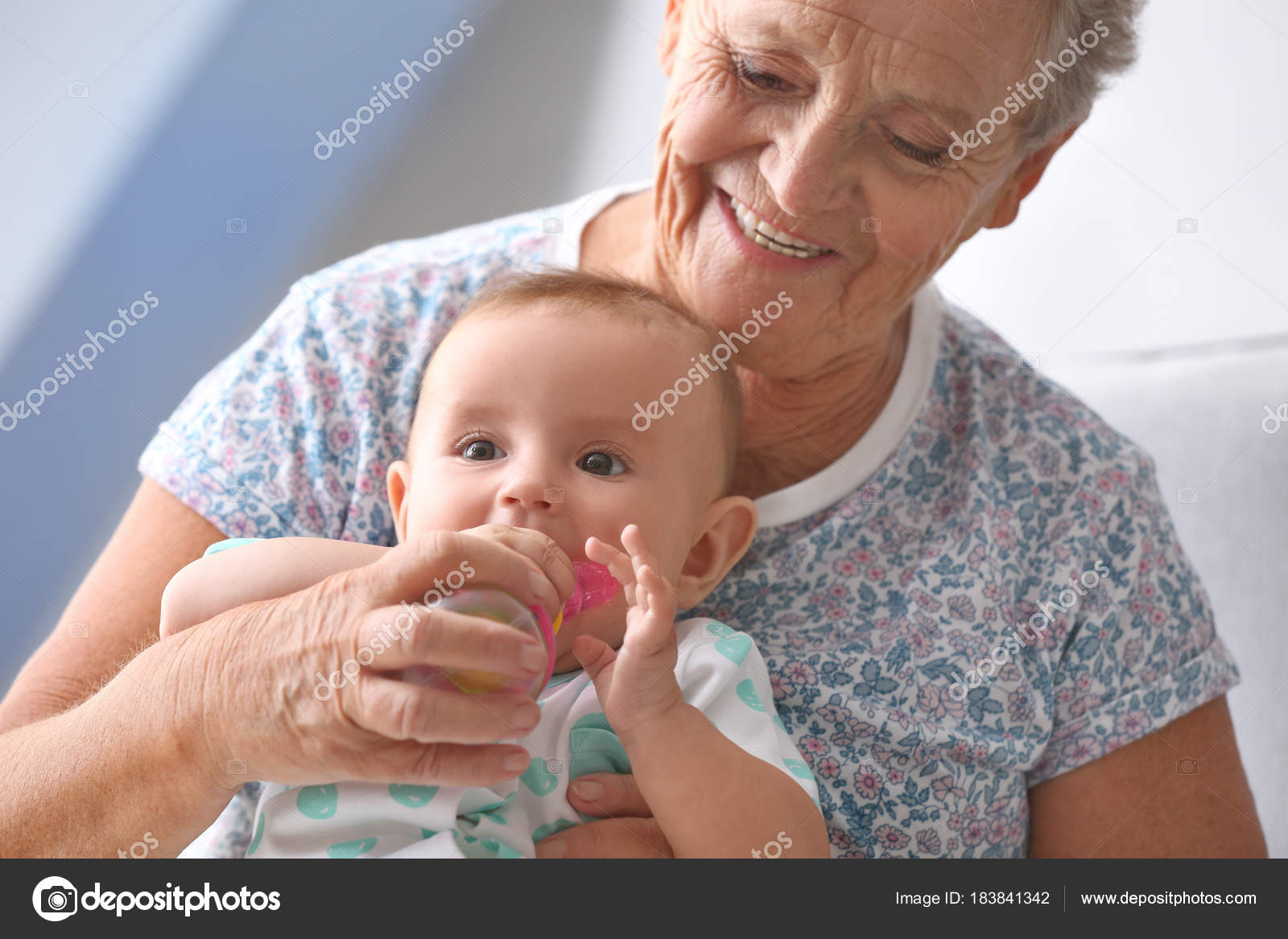 Видео про внучка. Бабушка с ребенком. Бабушка и внук. Старуха с младенцем. Фотосессия бабушка с внуками.