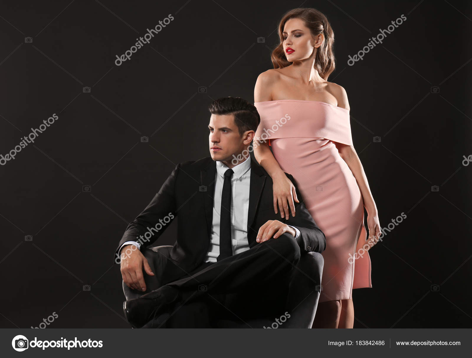 Левушка у пареч на колееях. Парень сидит девушка стоит. Парень сидит девушка стоит. Сидит на скамейке. Парень и девушка в кресле.