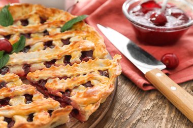 Mutfak masasında lezzetli vişneli tart