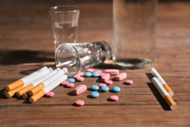 Uyuşturucu, Sigara ve alkol arka plan üzerinde bulanık cam