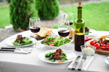 Masada akşam yemeği için lezzetli kaburga hizmet