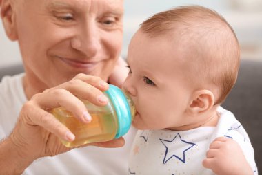 Komuta sizde küçük torunu evde besleme