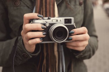 Genç fotoğraf ile fotoğraf makinesi, açık havada