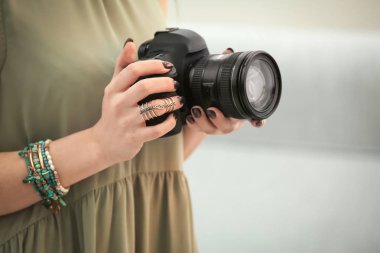 Genç fotoğraf ile fotoğraf makinesi, kapalı
