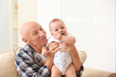 Komuta sizde evde küçük torunu ile oynamak