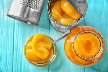 Kutu, kavanoz ve masada turşusu kayısı ile kase