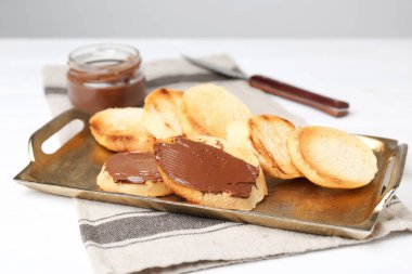 Masada ekmek ile metal tepsi