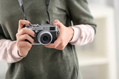 Genç fotoğraf ile fotoğraf makinesi, kapalı