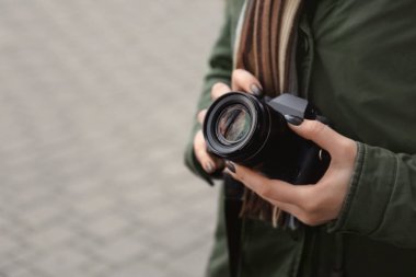 Genç fotoğraf ile fotoğraf makinesi, açık havada