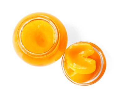 Kavanoz ve beyaz arka plan üzerinde turşu kayısı ile kase