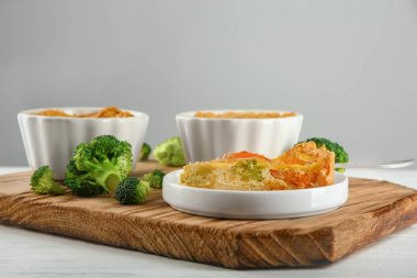 Lezzetli brokoli kiş ahşap tahta üzerinde plaka