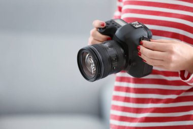 Genç fotoğraf ile fotoğraf makinesi, kapalı