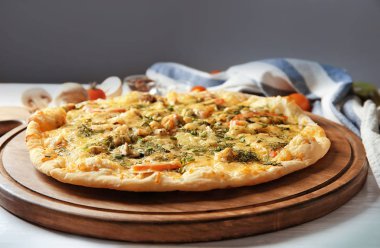 Lezzetli peynirli pizza ahşap tahta üzerinde. Taze fırın