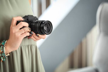 Genç fotoğraf ile fotoğraf makinesi, kapalı