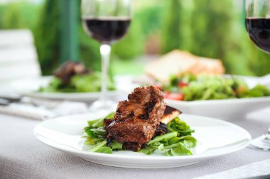 Masada akşam yemeği için lezzetli kaburga hizmet