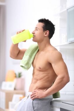 Mutfakta Protein içeceği içmek kas yakışıklı genç