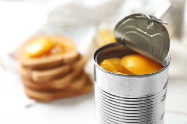 Tablo üzerinde turşu kayısı ile olabilir