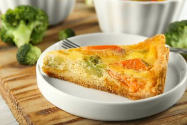 Lezzetli brokoli kiş ahşap tahta üzerinde plaka