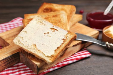 Ahşap tahta masada ekmek ile