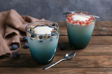 Nar taneleri ve masada bardaklarda böğürtlenli yoğurt