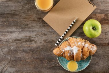 Lezzetli kahvaltı ve ahşap masa, üstten görünüm üstünde defter ile kompozisyon