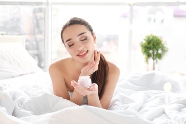 Genç kadın yüz kremi kapalı uygulama