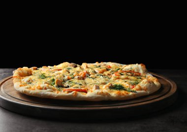 Lezzetli peynirli pizza ahşap tahta üzerinde. Taze fırın