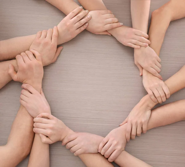 Ομάδα ανθρώπων κάνει κύκλο με τα χέρια τους σε ξύλινα φόντο. Έννοια της ενότητας — Φωτογραφία Αρχείου