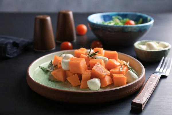 Placa con delicioso corte de batata y queso en la mesa — Foto de Stock