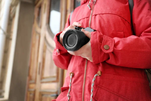 Jovem fotógrafo com câmera, ao ar livre — Fotografia de Stock