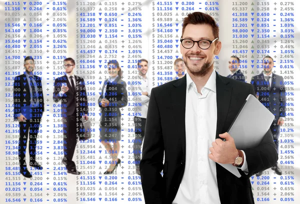 Broker und sein Team mit Börsennotierungen im Hintergrund — Stockfoto
