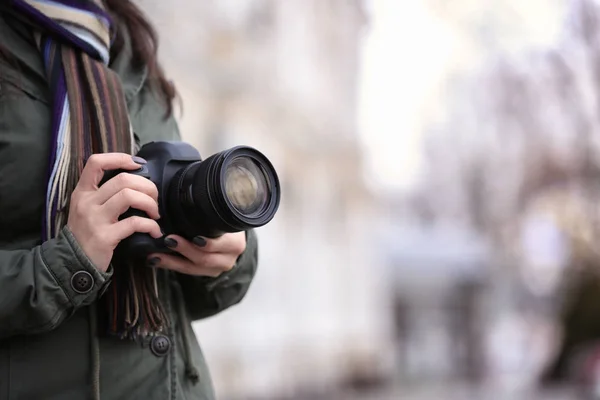 Νεαρή φωτογράφος με φωτογραφική μηχανή, σε εξωτερικούς χώρους — Φωτογραφία Αρχείου