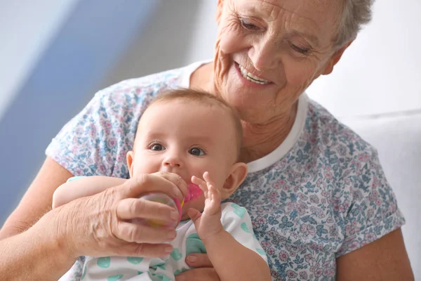 Seniorin Spielt Hause Mit Ihrem Kleinen Enkel — Stockfoto