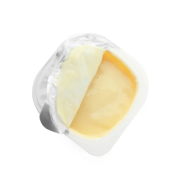 Plastic beker met fruit yoghurt op witte achtergrond — Stockfoto