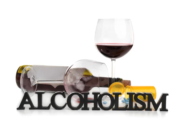 Složení s slovo "Alkoholismus", víno a léky na bílém pozadí — Stock fotografie