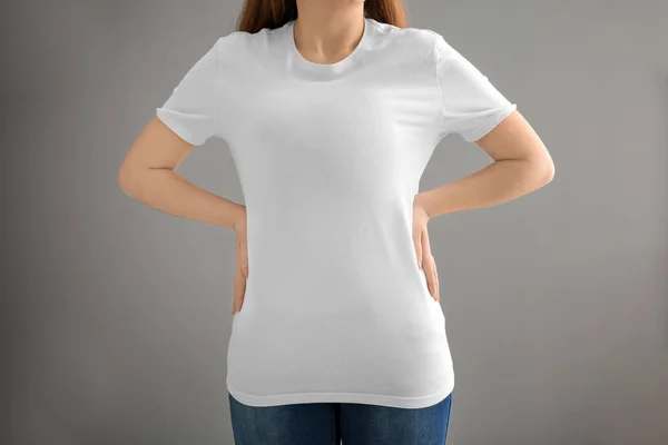 Jonge vrouw in stijlvolle t-shirt op lichte achtergrond. Mockup voor ontwerp — Stockfoto