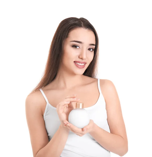 Mladá žena s lahví krém na ruce na bílém pozadí — Stock fotografie
