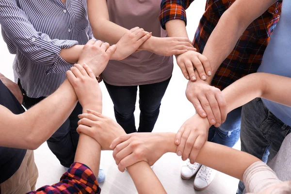 Jongeren maken van kring met hun handen als symbool van de eenheid — Stockfoto