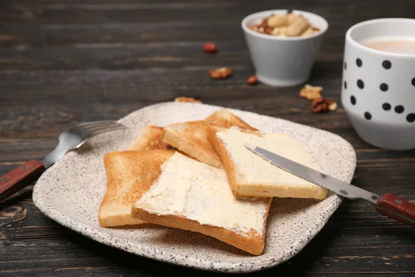 Piring dengan roti panggang di atas meja — Stok Foto