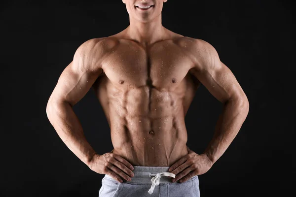 검은 배경 피부에 땀 방울과 잘생긴 근육 질의 젊은 남자 — 스톡 사진