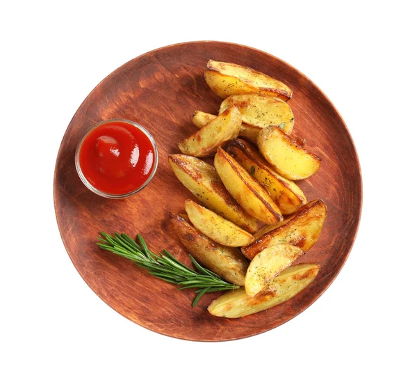 Plato con sabrosas cuñas de patata y salsa de tomate sobre fondo blanco — Foto de Stock