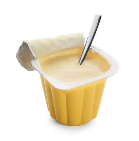 Plastic beker met fruit yoghurt op witte achtergrond — Stockfoto