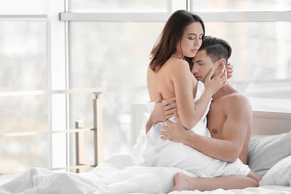 Sexy jóvenes amantes de ser íntimo en la cama — Foto de Stock